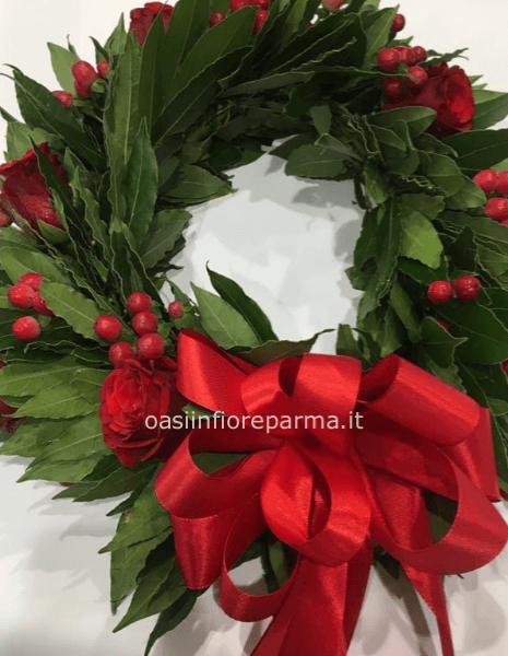 Coroncina di alloro con bacche e rose